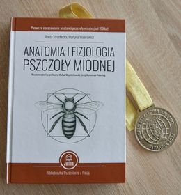 Dr hab. Aneta Strachecka, prof. Uczelni wyróżniona srebrnym medalem za książkę o pszczołach