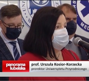 Prorektor ds. Studenckich i Dydaktyki prof. Urszula Kosior-Korzecka podczas konferencji prasowej dotyczącej akcji 'Akademicki przystanek szczepienie'