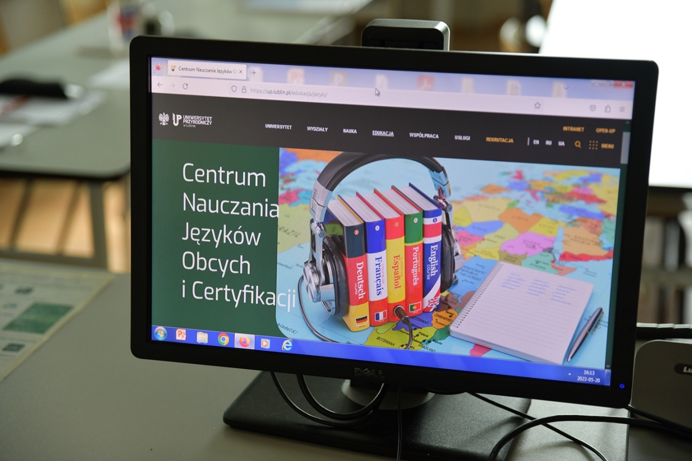 ekran komputera ze stroną uniwersytetu przyrodniczego poświęconą centrum nauczania języków obcych i certyfikacji