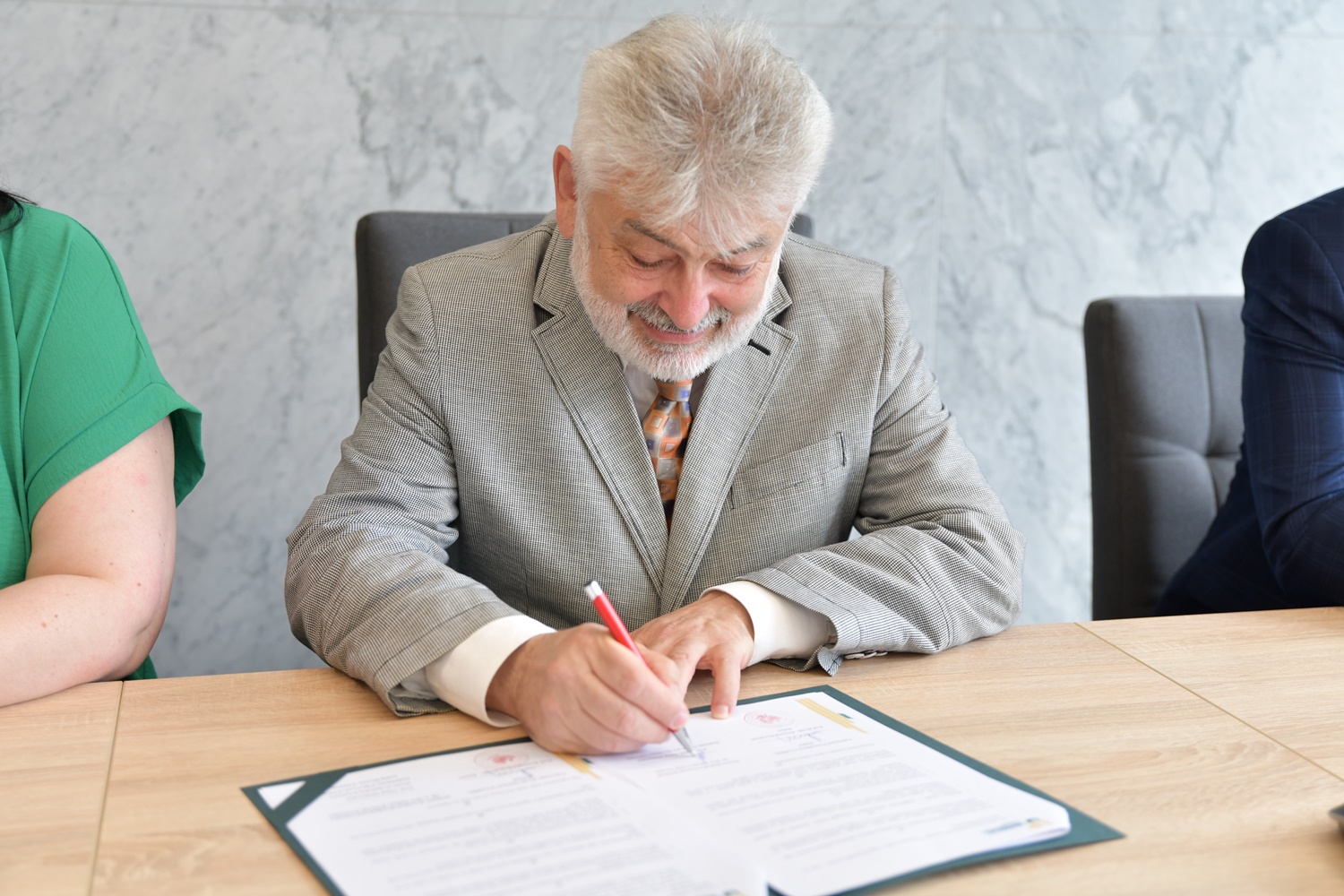 prof. dr hab. Ostap Zhukorskyi podpisujący porozumienie