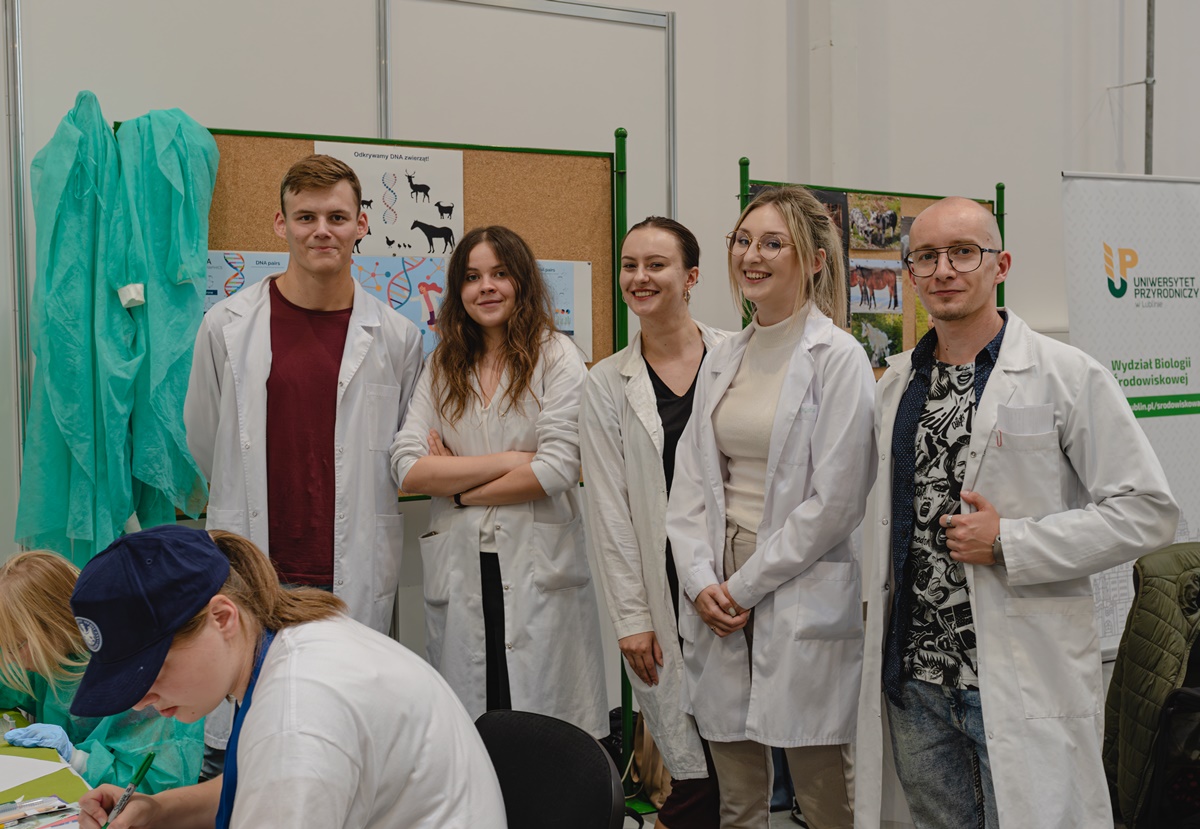 Studenci UP w Lublinie w białych fartuchach laboratoryjnych