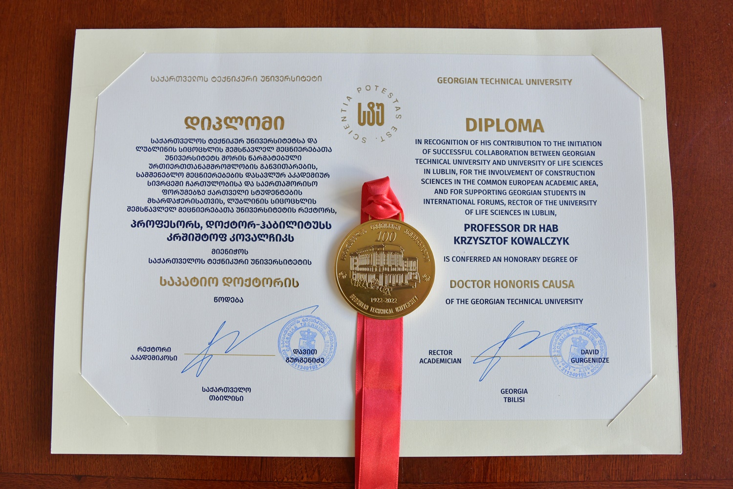 dyplom i medal honoris causa