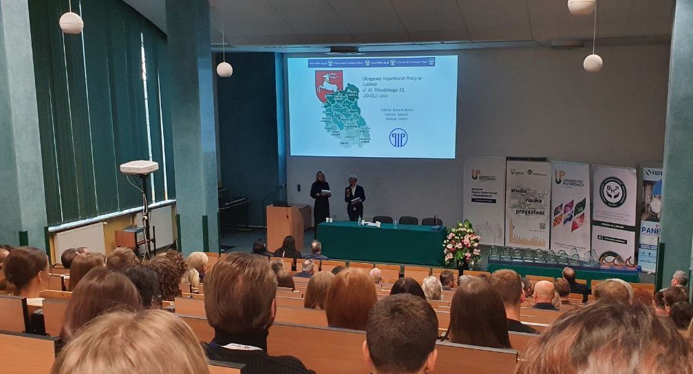 2 osoby na podium auli Uniwersytetu Przyrodniczego w Lublinie