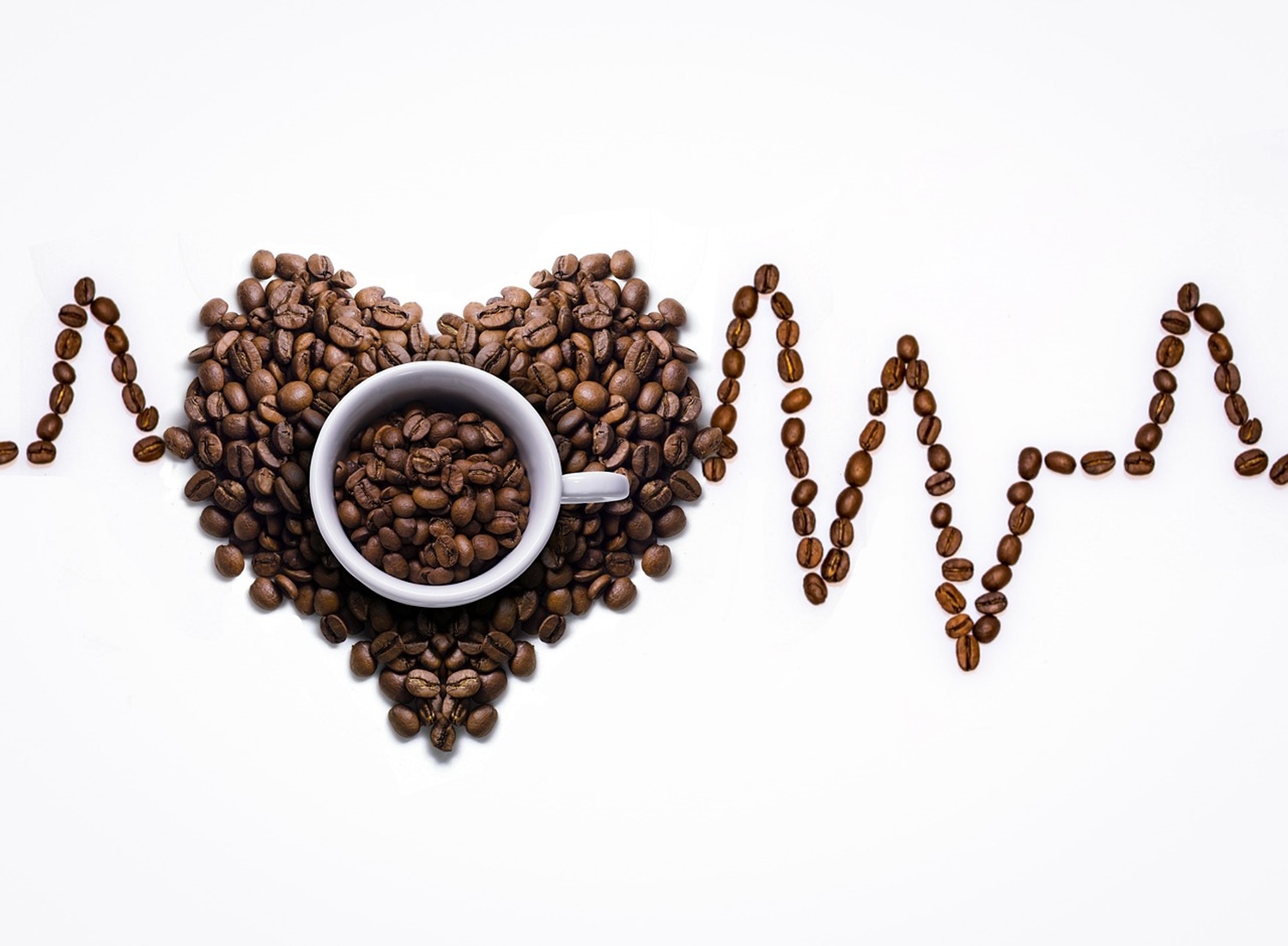 ziarna kawy - kształt serca i ekg, filiżanka z góry