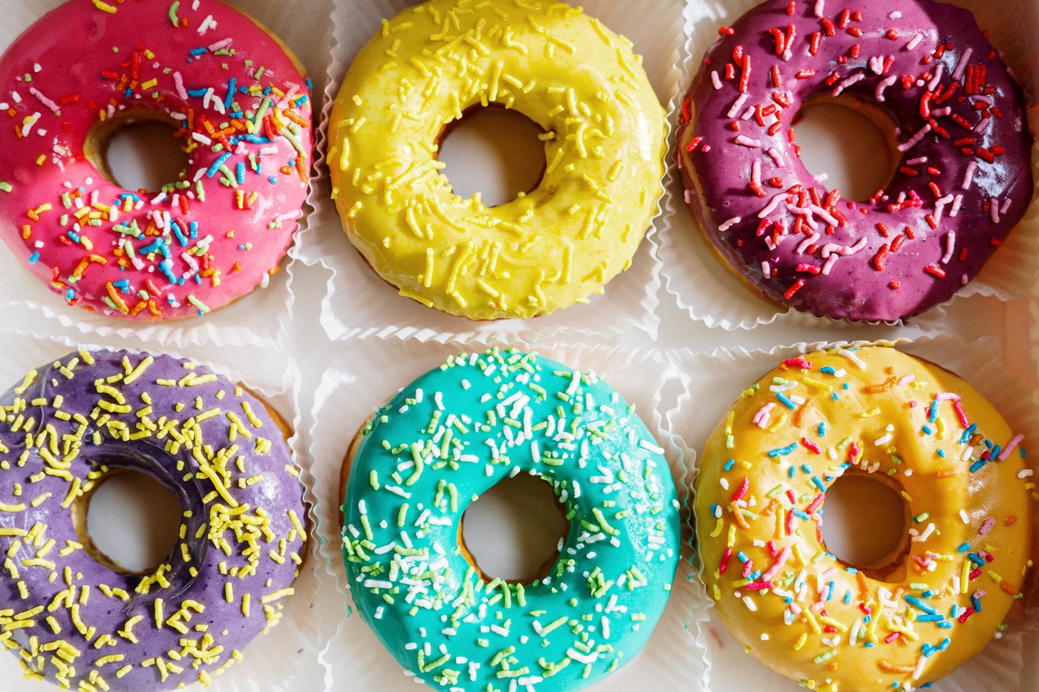 kolorowe donuty z posypką