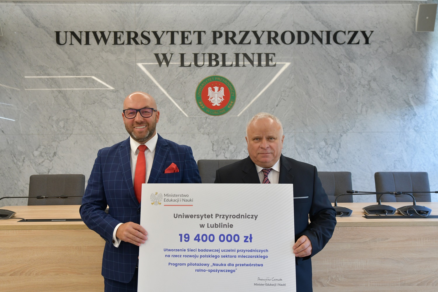 Rektor Krzysztof Kowalczyk oraz Prorektor Bartosz Sołowiej trzymają czek dal Uniwersytetu Przyrodniczego w Lublinie