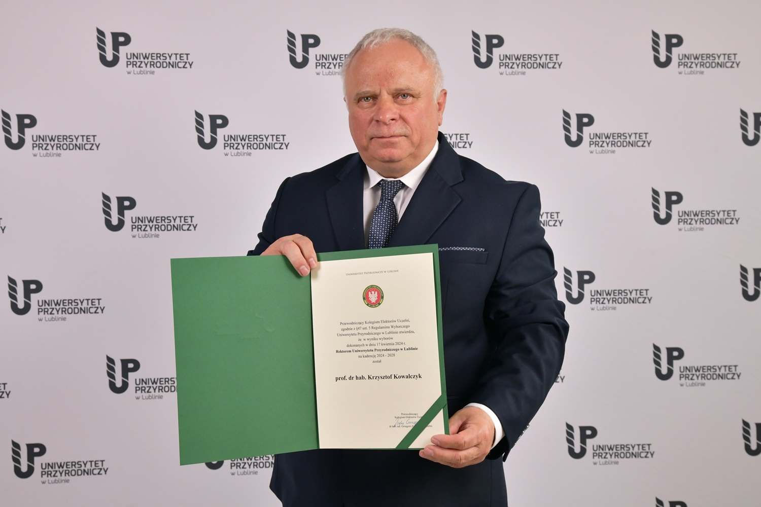 prof. Kowalczyk na tle ścianki z logotypami UP w Lublinie