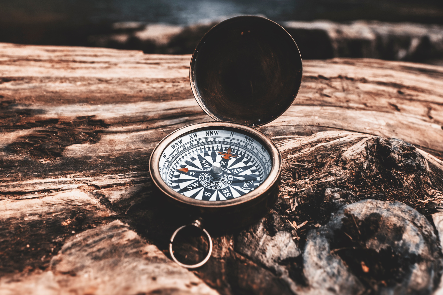 Kompas leżący na drewnianej powierzchni