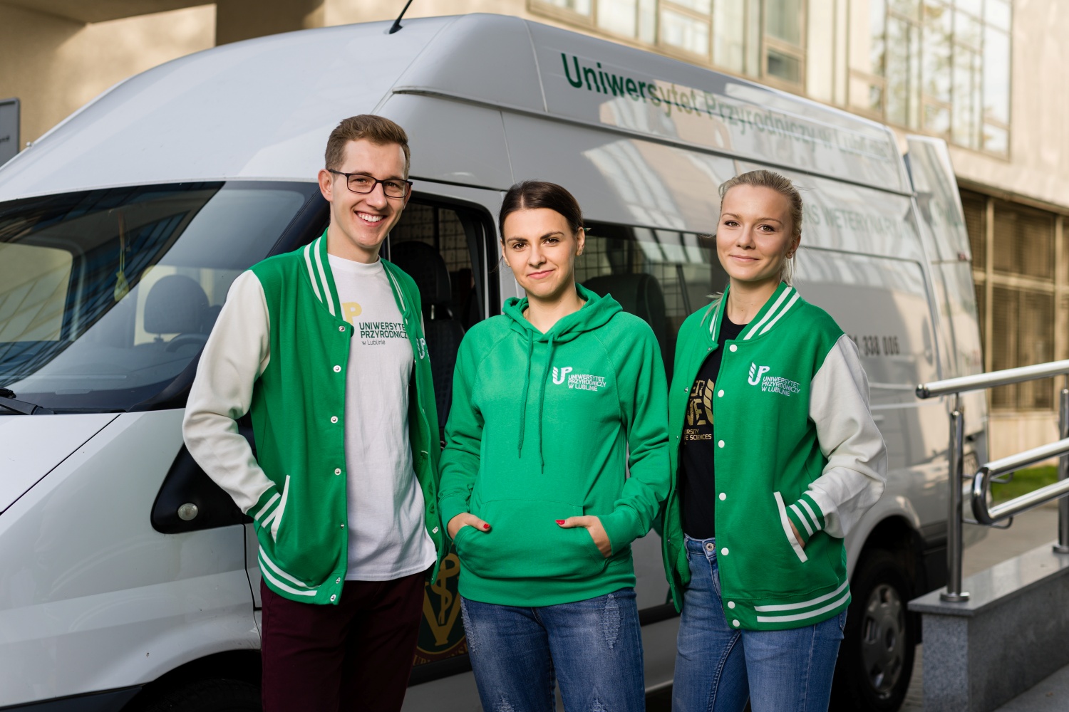 studenci w bluzach z logotypem UP