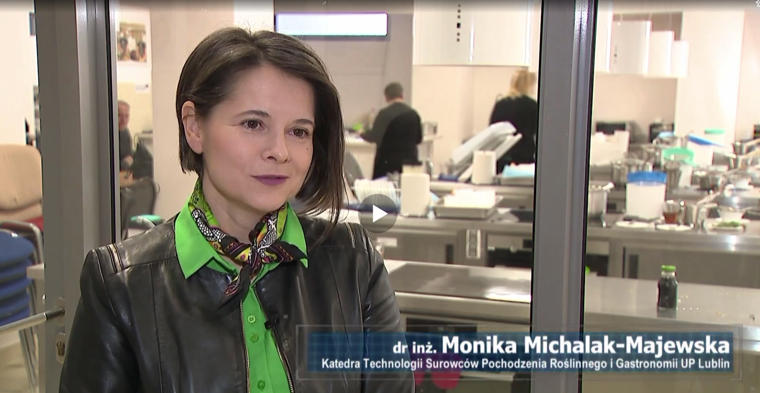 dr Monika Michalak-Majewska, czarna skórzana garsonka, zielona bluzka, w tle pracownia gastronomiczna