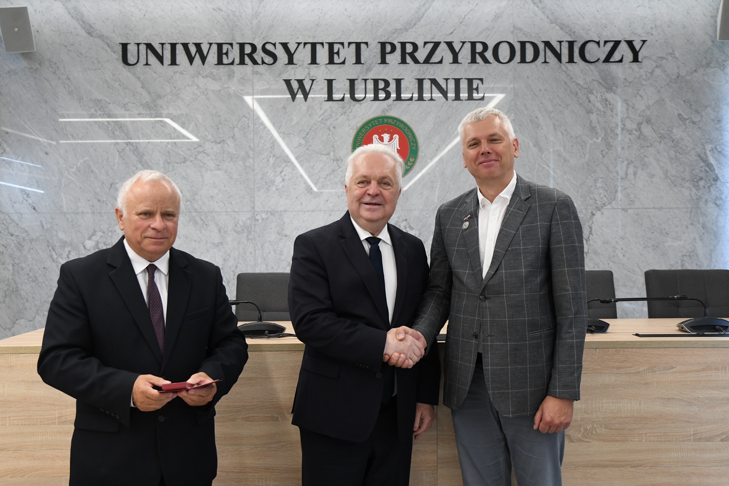 wręczenia medali honorowych pracownikom