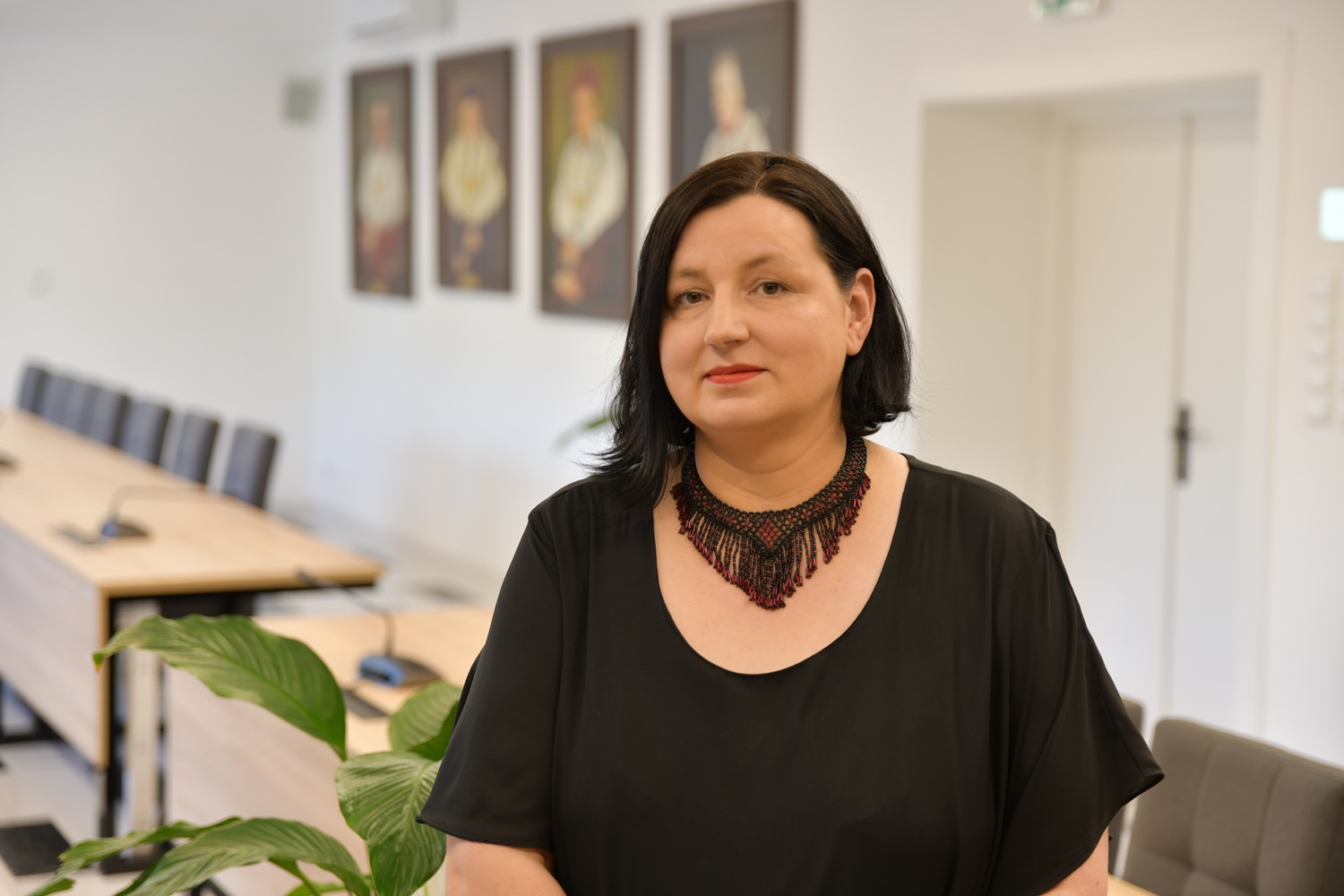 prof. Urszula Kosior-Korzecka, w czarnej bluzce i naszyjniku