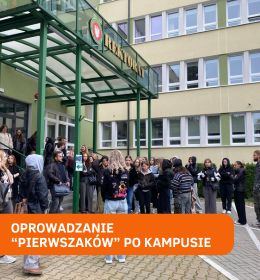 Nowi studenci  poznają kampus