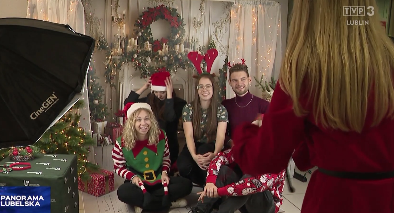 studenci na tle ścianki świątecznej do zdjęć