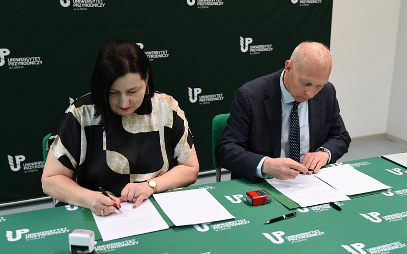 ludzie podpisują umowę