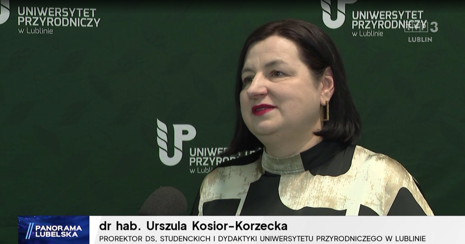 Prorektor Urszula Kosior-Korzecka - w&nbsp;złoto-czarnej bluzce na tle zielonym z&nbsp;logo UP w&nbsp;Lublinie