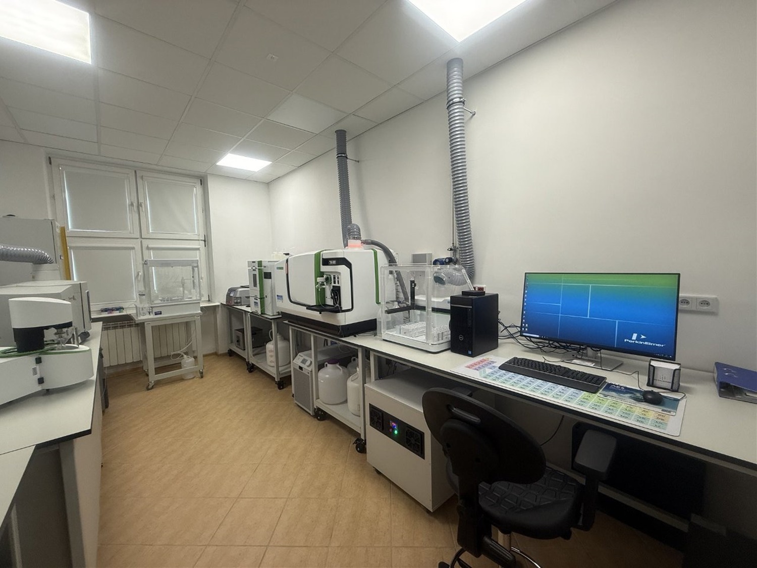 laboratorium z&nbsp;szaro-białym wyposażeniem