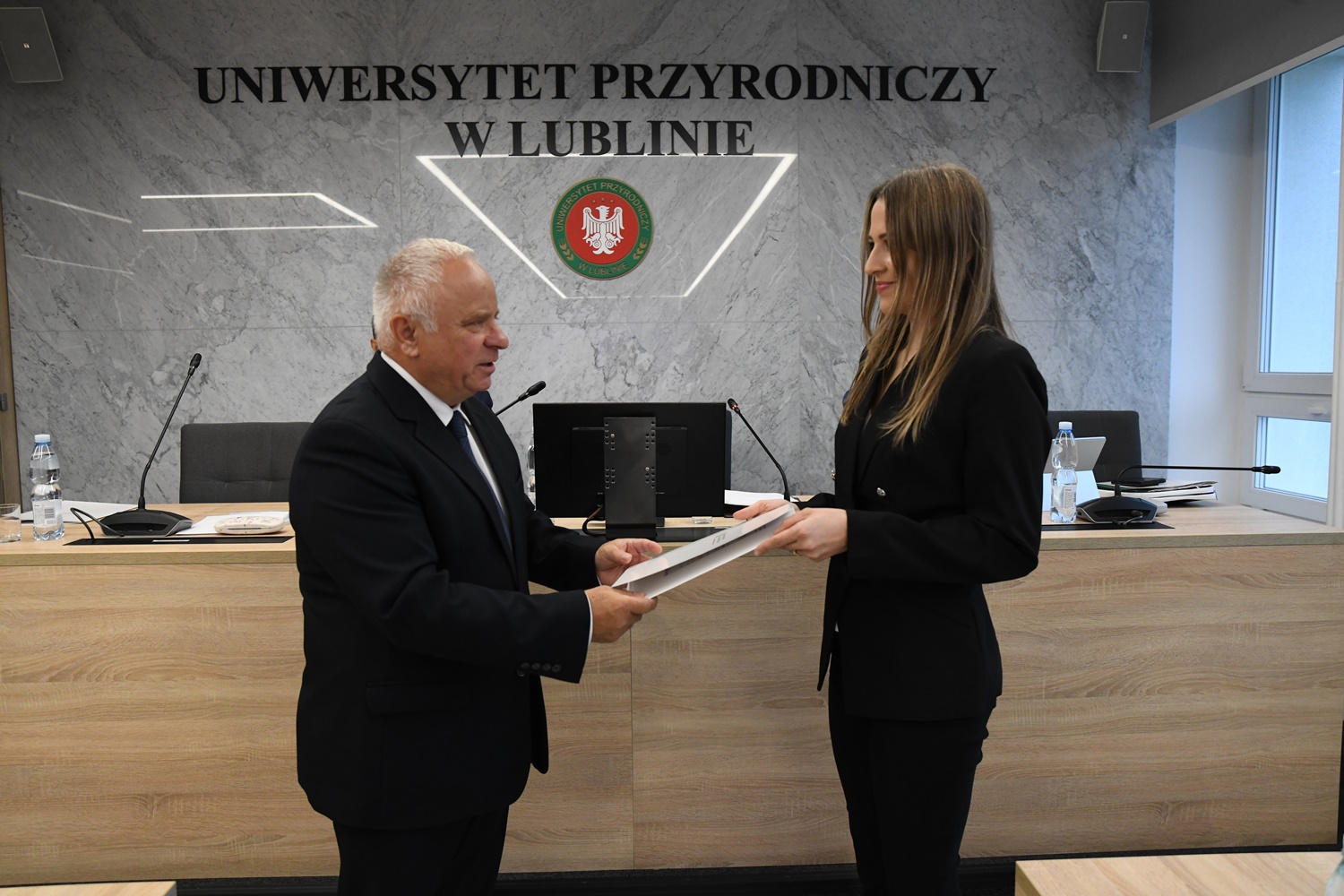 rektor K. Kowalczyk ze stypendystką dr ubrani na czarno