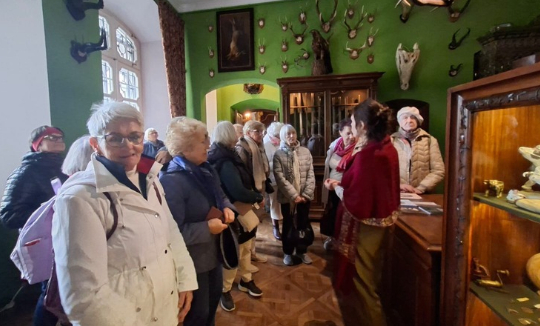Jesienny spacer śladami historii. Klub Seniora rozpoczął nowy rok akademicki w Kozłówce